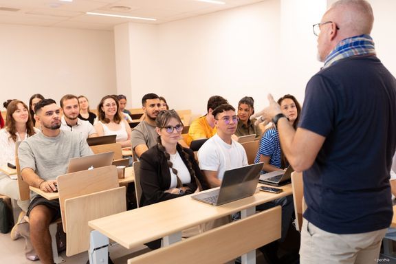 Des parcours diplômants et professionnalisants, du Bac au Bac+5, certifiés par l’État