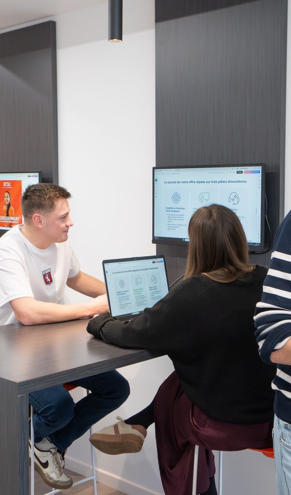 Deux années de formation, un titre reconnu par l’État et les entreprises.