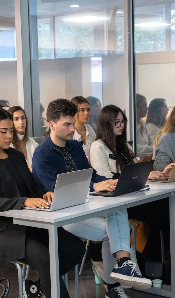 Toutes nos formations permettent d’obtenir une certification professionnelle reconnue par l’Etat de niveau 6 en Bachelor et de niveau 7 en Mastère