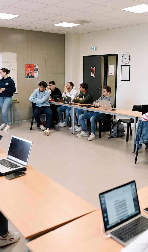 Toutes nos formations sont reconnues par des diplômes d’Etat ou des titres certifiés