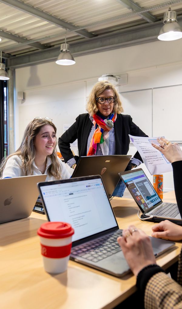 Nos formations certifiantes mêlent théorie et pratique pour vous donner la capacité de rebondir dans chaque projet et avec chaque interlocuteur.