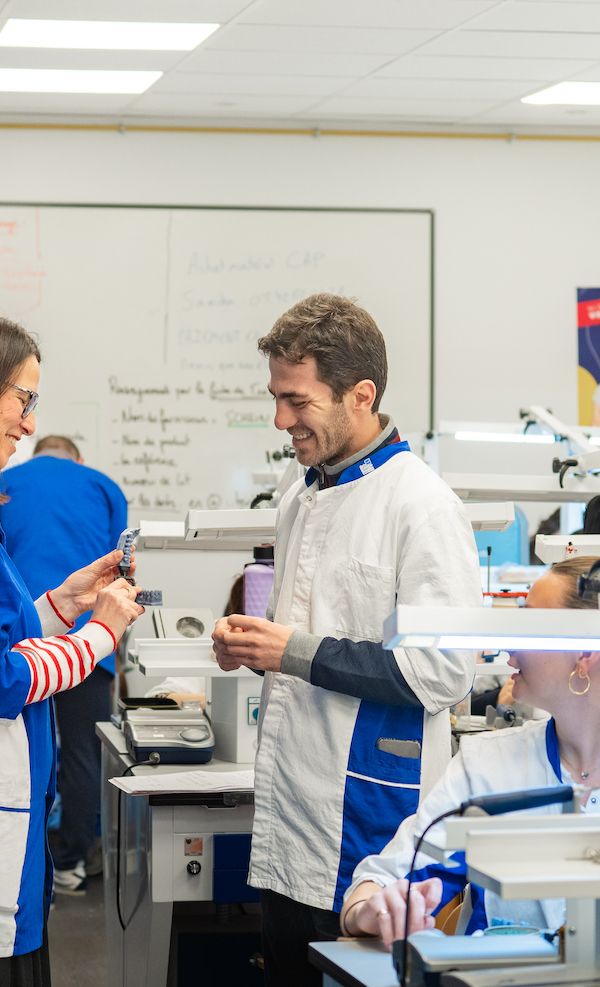 L’École Dentaire Française, un environnement d’apprentissage moderne et dynamique au cœur de Paris, également présente à Béziers et Toulouse.