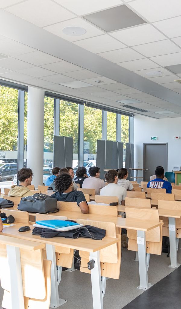 Des formations professionnalisantes d&eacute;livrant des certifications professionnelles reconnues par l&rsquo;&Eacute;tat de niveaux 6 et 7