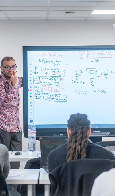 Toutes nos formations sont reconnues par l’État et certifiées Qualiopi, garantissant un enseignement de qualité et une réelle reconnaissance sur le marché de l’emploi.