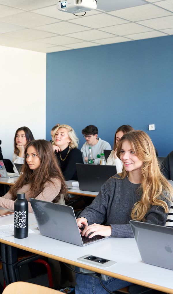 À l'EDBS, vous devenez acteur de votre avenir avec une pédagogie immersive, gamifiée et personnalisable, alliant projets, spécialisation et alternance pour booster vos compétences et votre employabilité.