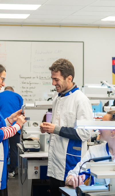 L’École Dentaire Française, un environnement d’apprentissage moderne et dynamique au cœur de Paris, également présente à Béziers et Toulouse.