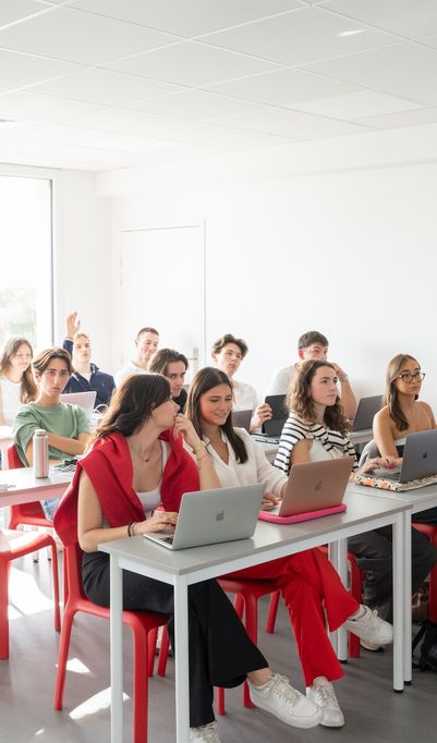 Toutes nos formations sont reconnues par l’État de niveau 6 (équivalent au Bac+3)
