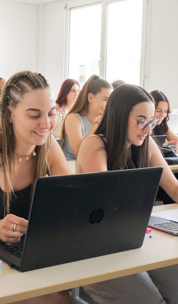 Des parcours de formation certifiés par l'État et orientés vers l'emploi.