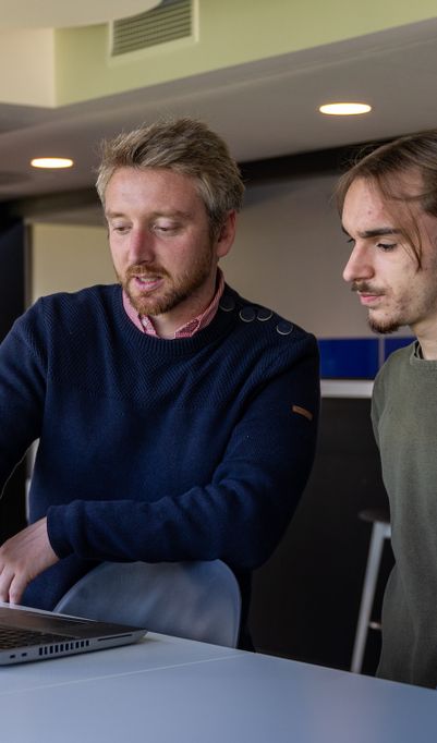 Des formations supérieures reconnues, pensées pour l’alternance et l’emploi.