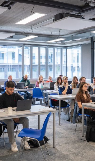 Toutes nos formations sont reconnues par l’Etat et délivrent des Titres certifiants professionnels de niveau 5, 6 et 7. Elles sont également 100% accessibles en alternance.