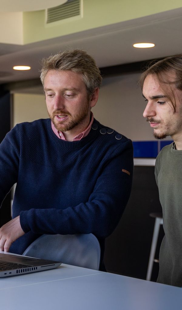 Des formations supérieures reconnues, pensées pour l’alternance et l’emploi.