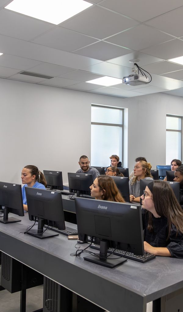 Des formations professionnalisantes d&eacute;livrant des certifications professionnelles reconnues par l&rsquo;&Eacute;tat de niveau pour les Bachelors et de niveau 7 pour les Mast&egrave;res