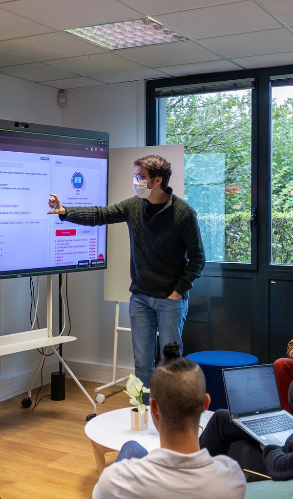 Nos formations professionnalisantes sont reconnues par l’Etat et les entreprises !