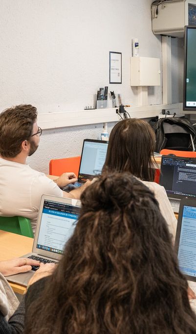 Nos formations sont actualisées et conçues pour vous préparer aux réalités du terrain.